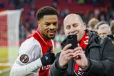 Chuba Akpom met een fan van Ajax. © Pro Shots