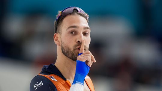 Topschaatser Kjeld Nuis maakt wielrenner het leven zuur: 'Blij dat je op vakantie bent'