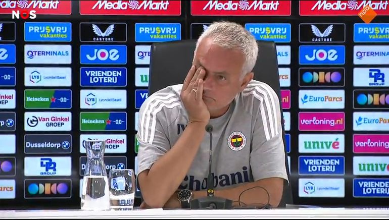 Toptrainer José Mourinho barst in Rotterdam in tranen uit na vraag van Nederlandse journalist