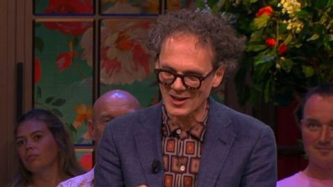 Ex-topschaatser plots vol met pleisters op tv door 'klusongelukje': 'Toen lag het vel er af'