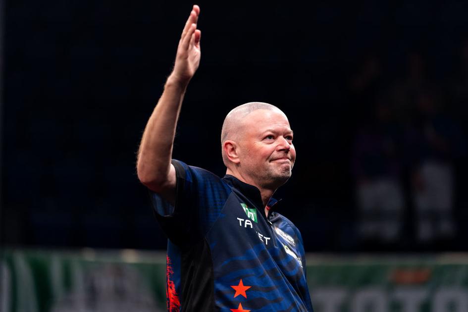 Dartslegende Raymond van Barneveld (59) 'in gesprek' over toekomst: 'Ga ik het halen of niet?'
