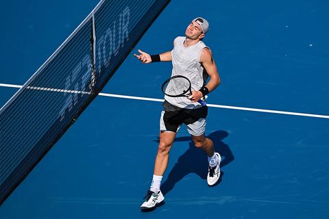 Britse toptennisser (24) barst tijdens wedstrijd in huilen uit: 'Dit is heel erg heftig om te zien'