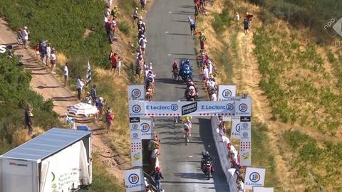 Opmerkelijk incident in Tour de France Femmes: motor rijdt renster omver op beklimming