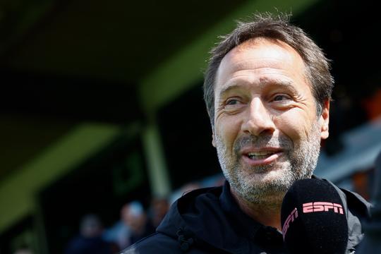 Voetbaltrainer John van 't Schip blijkt hele goede bekende van veelbesproken deelnemer B&B Vol Liefde