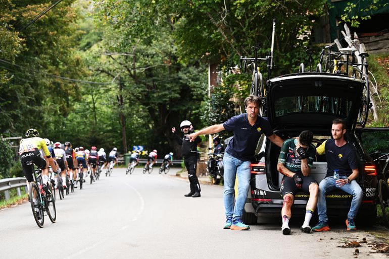 Seizoen Wout van Aert zit erop na dramatische val in Vuelta, vrees voor infectie bij Belgische wielrenner