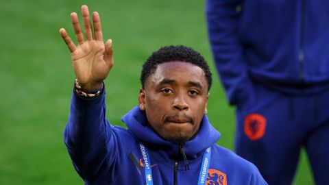 Steven Bergwijn in lokale kledij gepresenteerd bij Al-Ittihad: aanvaller kiest voor speciaal nummer