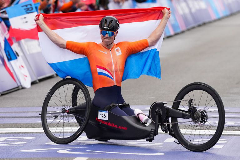 Nieuw goud voor Mitch Valize tijdens chaotische wegrit op Paralympische Spelen: landgenoot valt al in eerste bocht