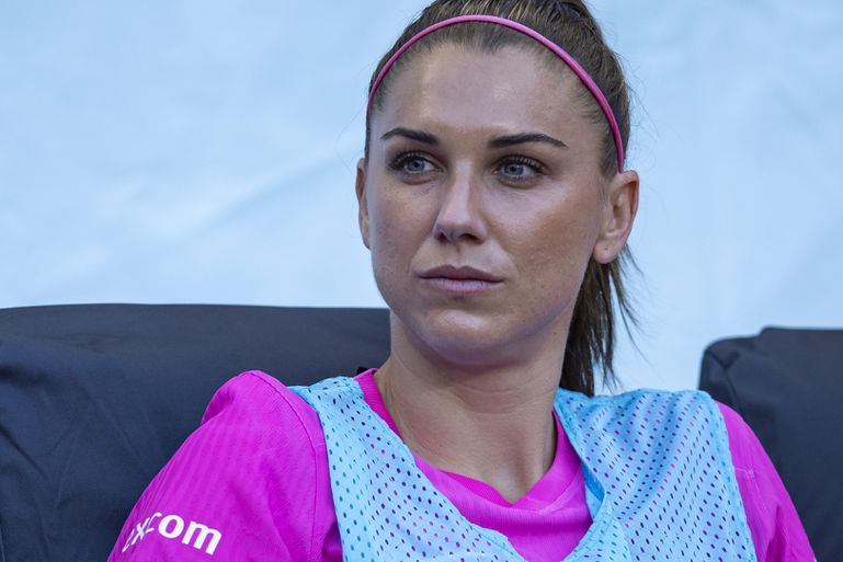 Ongekend populaire topvoetbalster onthult in tranen zwanger te zijn én kondigt afscheid aan