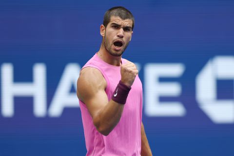 Toptennisser Carlos Alcaraz schakelt Novak Djokovic uit op US Open en behoudt bizarre reeks