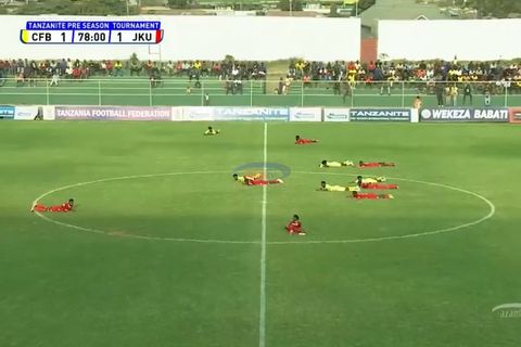Beelden van bizarre invasie tijdens Afrikaanse voetbalwedstrijd gaan viraal: iedereen ineens plat op de grond
