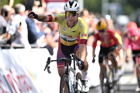 Sprintkanon Lorena Wiebes dendert door in Simac Ladies Tour, Olav Kooij verliest leiderstrui