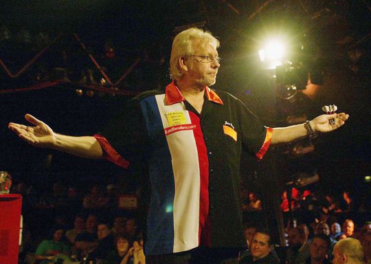Dartswereld rouwt om overlijden van zeer invloedrijke speler: 'Hij is vredig heengegaan'