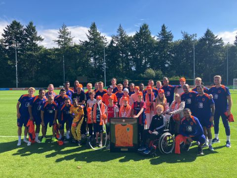 Oranje-internationals krijgen dag na Polen bijzonder bezoek: stervoetballers ontroeren na deceptie