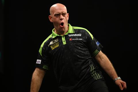 Dartsicoon Michael van Gerwen maakt succesvolle comeback na ziekte bij Czech Darts Open