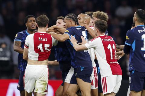 PSV deelt gevoelige tik uit aan Ajax in Amsterdam: vlam in de pan in verhitte topper na 'moordaanslag'