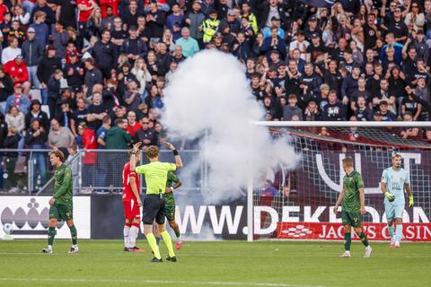 FC Utrecht - Go Ahead Eagles definitief gestaakt wegens vuurwerk op het veld