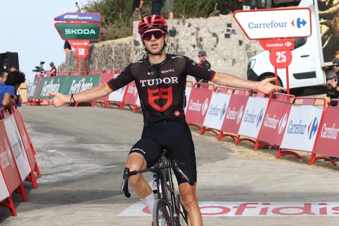Duitse renner Marco Brenner wint bloedhete etappe in Vuelta met beroemde slotklim