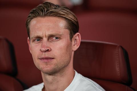 Topvoetballer Frenkie de Jong staat voor ingrijpende keuze na nieuwe tegenslag: 'Barça vreest voor dat scenario'