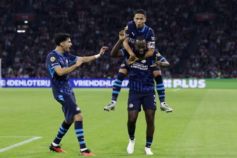 LIVE Eredivisie | PSV verslaag Ajax in topper met hoog oplopende emoties