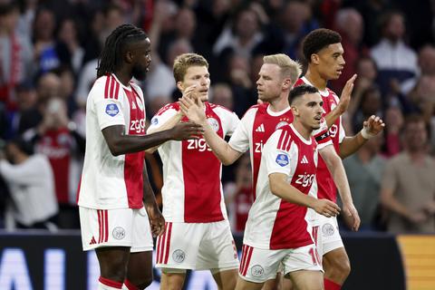LIVE Eredivisie | PSV leidt bij rust in topper tegen Ajax dankzij aanwinst Lutsharel Geertruida