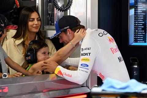 Max Verstappen beleeft aandoenlijk moment met bonusdochter Penelope en vriendin Kelly Piquet op Monza