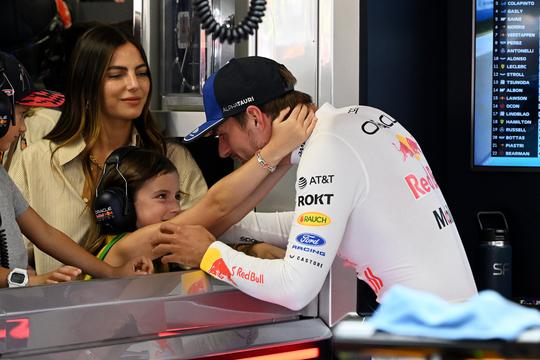 Max Verstappen beleeft aandoenlijk moment met bonusdochter Penelope en vriendin Kelly Piquet op Monza