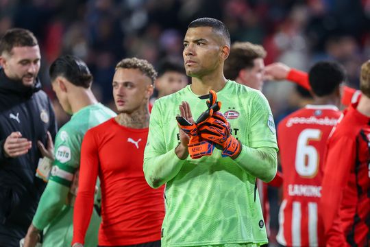 PSV-ster Walter Benítez geniet met volle teugen van pasgeboren kindje: 'Voor mijn vrouw is het zwaarder'