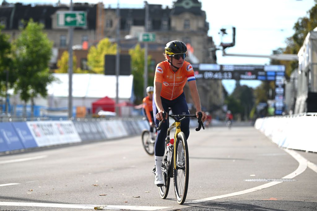 IJzersterke Marianne Vos neemt revanche voor debacle met Demi Vollering en pakt alsnog goud op WK