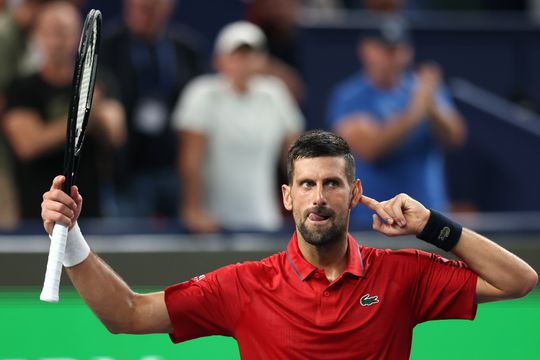 Toptennisser Novak Djokovic komt met de schrik vrij op Shanghai Masters: 'Ik moest echt de storm doorstaan'
