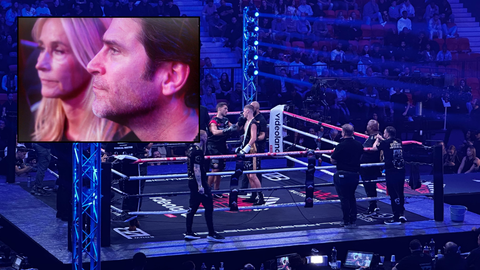 Wendy van Dijk kijkt geschrokken toe tijdens heftig gevecht van haar zoon bij Boxing Influencers