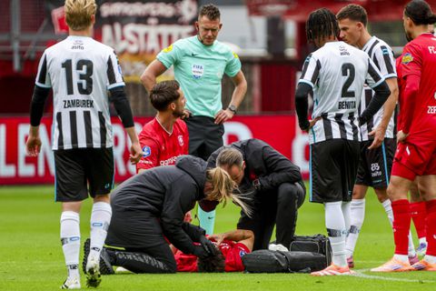 Roodgekleurde derby eindigt spectaculair: tien man FC Twente overleven Heracles-storm