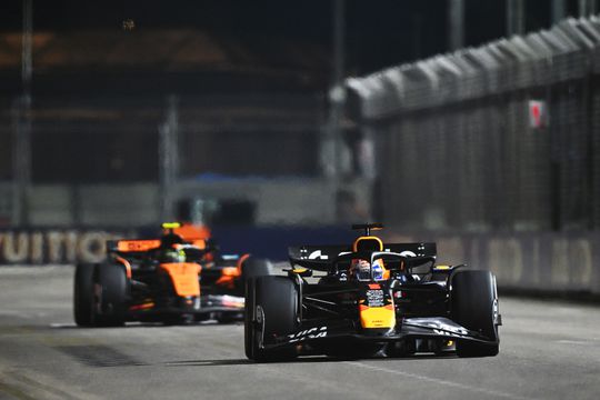 Vloekende Max Verstappen houdt in Singapore na spannend gevecht McLarens weer achter zich