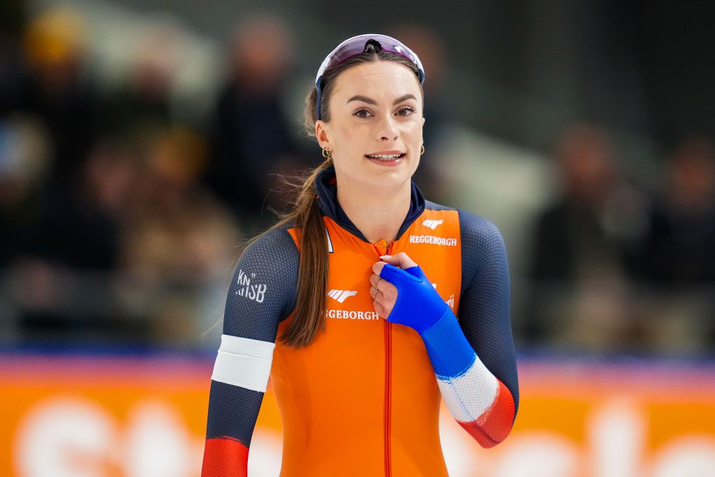 Qattiq arab porno Qol ustida turgan holda jinsiy aloqa foto