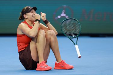 Toptennisster met Nederlandse coaches grijpt hoofdprijs en schrijft gigantisch bedrag bij op haar rekening