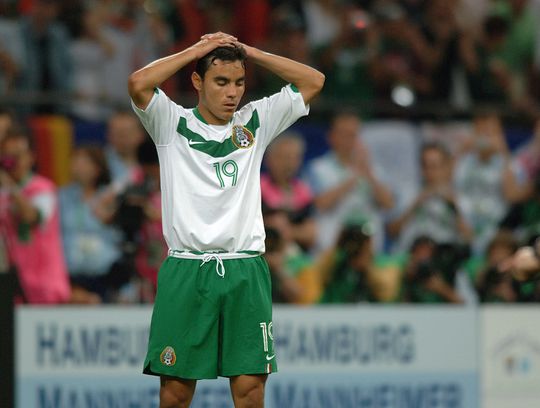 Voormalig topvoetballer (45) beschuldigd van kindermisbruik, fans reageren vol ongeloof