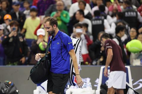 Diskwalificatie tegen Novak Djokovic kost Daniil Medvedev mogelijk gigantisch geldbedrag: 'Ik voel me verschrikkelijk'