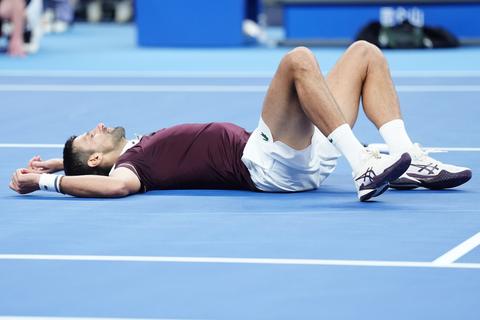 Tennisicoon Novak Djokovic ziet tegenstander gediskwalificeerd worden na opmerkelijk incident met toeschouwer