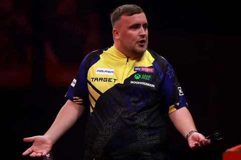 Nieuwe domper voor Luke Littler (19): topfavoriet op pijnlijke wijze uitgeschakeld bij jeugd-WK darts