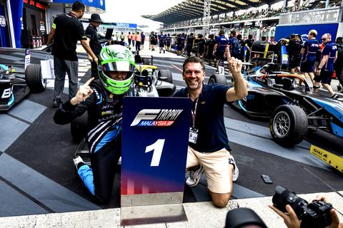 Nederlands racetalent (15) schrijft historie tijdens Formule 1-weekend in Maleisië: 'Dit is echt onwerkelijk'