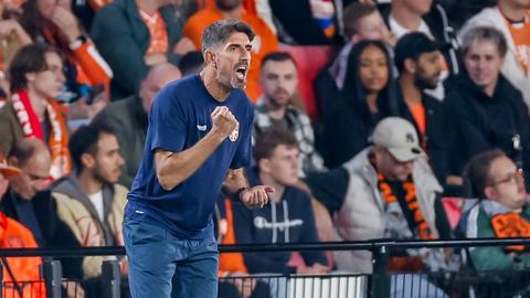 Woeste bondscoach Servië verklaart smijten met jasje tijdens duel met Oranje: 'Hij begreep het verkeerd'