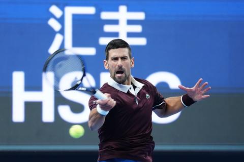 Tennisicoon Novak Djokovic getuige van opmerkelijk incident: tegenstander slaat bal in gezicht van toeschouwer