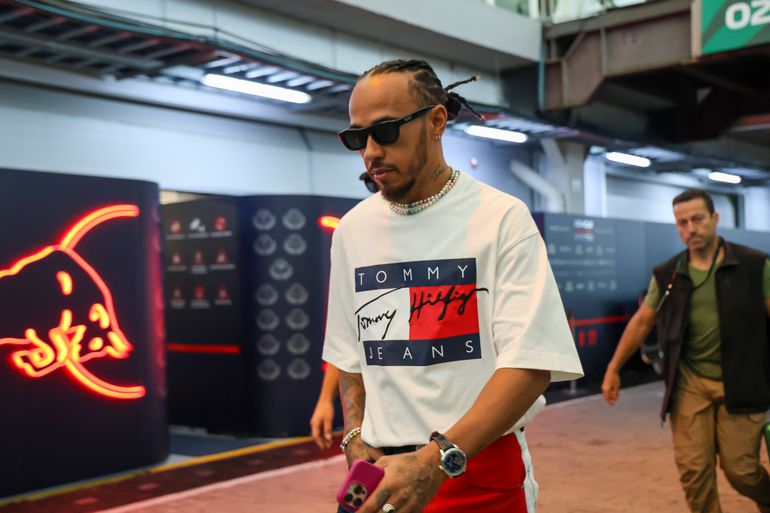 Mercedes gedwongen tot reactie na opvallende boordradio Lewis Hamilton