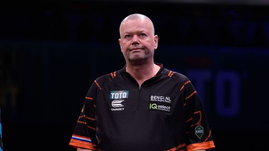 Onthullende uitspraken over dartswereld, 'niet te genieten' Raymond van Barneveld en kwijtgeraakte beker