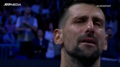 Toptennisser Novak Djokovic barst op tennisbaan in tranen uit