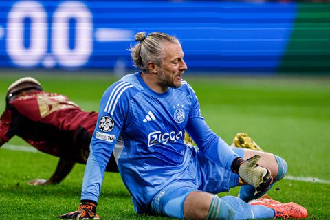 Heldhaftige Ajax-doelman Remko Pasveer (41) alsnog ten onder in strijd met Galatasaray-spits