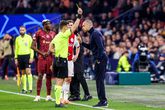 Trainer John Heitinga krijgt geel tijdens Ajax - Galatasaray. ©Getty Images