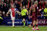 De scheidsrechter gaf maar liefst twee penalty's aan Galatasaray tegen Ajax. ©Getty Images