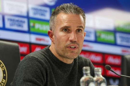 Zorgen nemen toe bij Feyenoord voor Europese clash: Robin van Persie moet puzzelen door blessuregolf