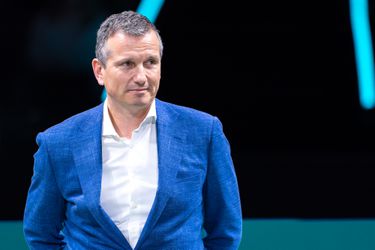 Tennisicoon Richard Krajicek wekt bewondering met optreden na loodzware operatie: ‘Zo fijn dat het weer kan’