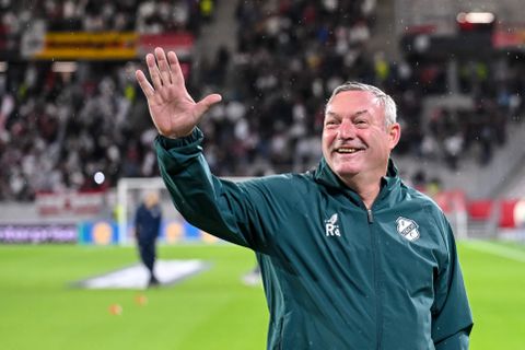 FC Utrecht-trainer Ron Jans verwelkomt Francesco Farioli met een cadeautje: 'Vertel het nog aan niemand'